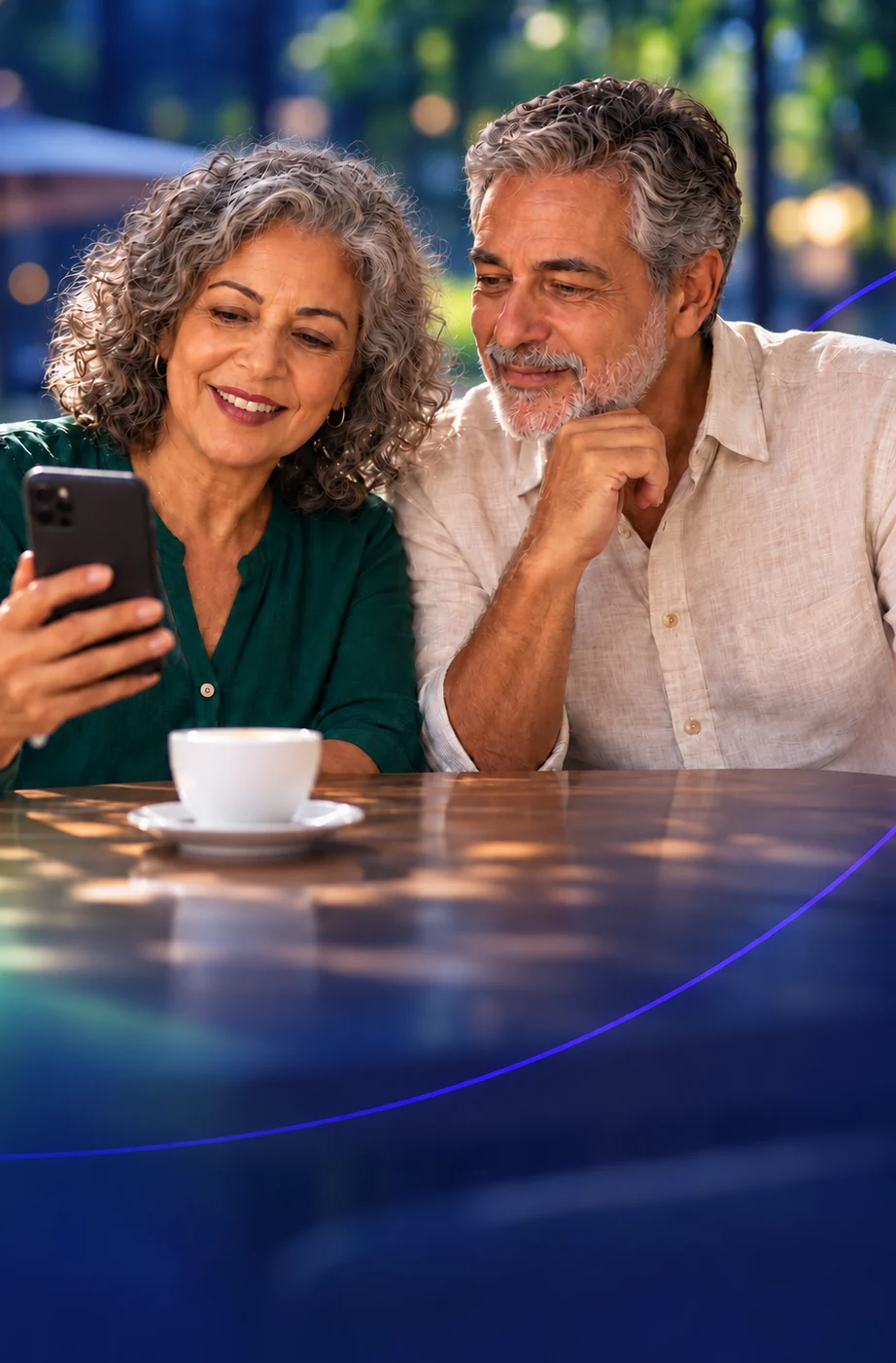 Casal maduro olhando o celular juntos em um café