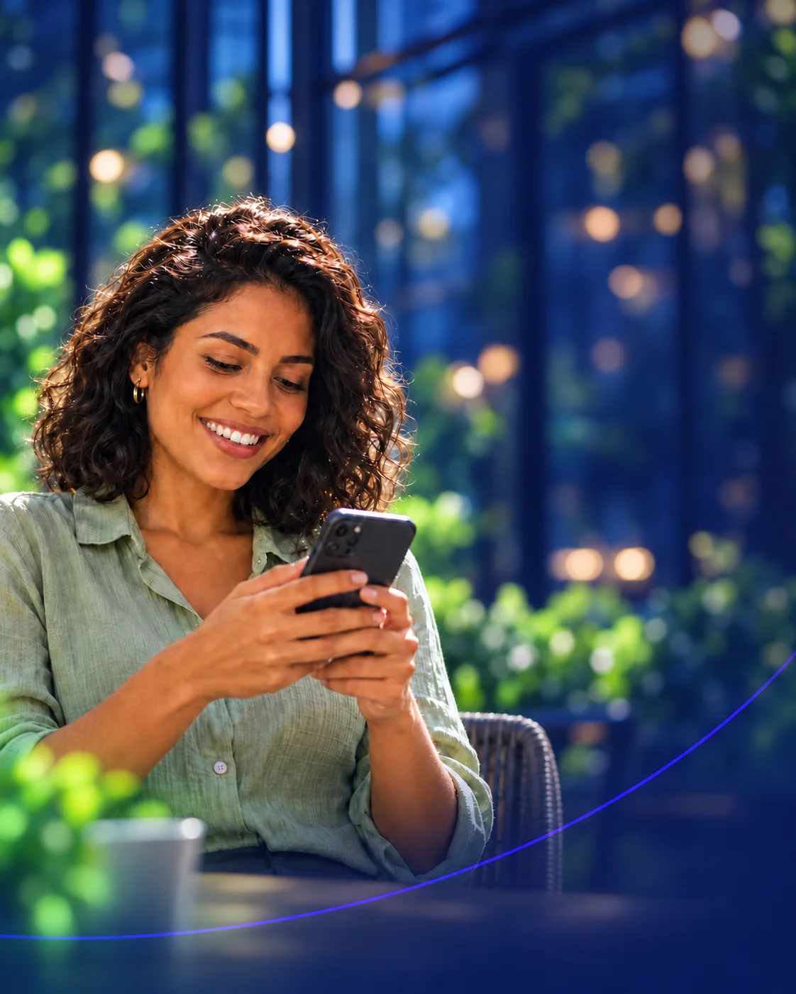 Mulher sorrindo enquanto olha o celular
